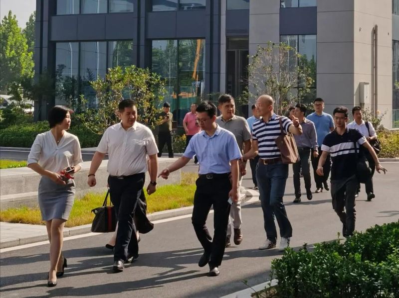 高新區(qū)服務業(yè)促進局局長石應、亨通光電營銷總裁江峰一行蒞臨泰投科創(chuàng)產(chǎn)業(yè)園進行考察調研